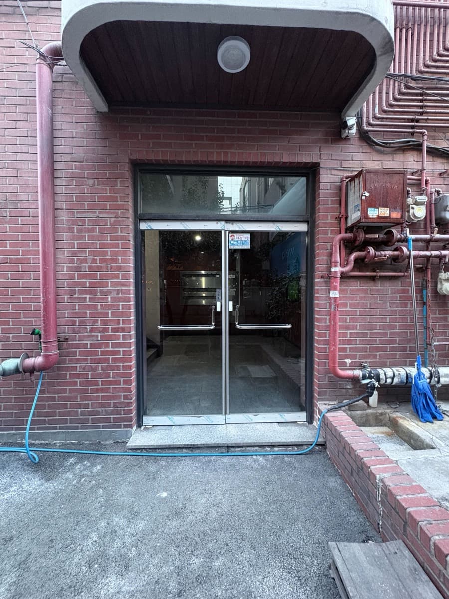 홍대 스튜디오 건물 입구와 엘리베이터